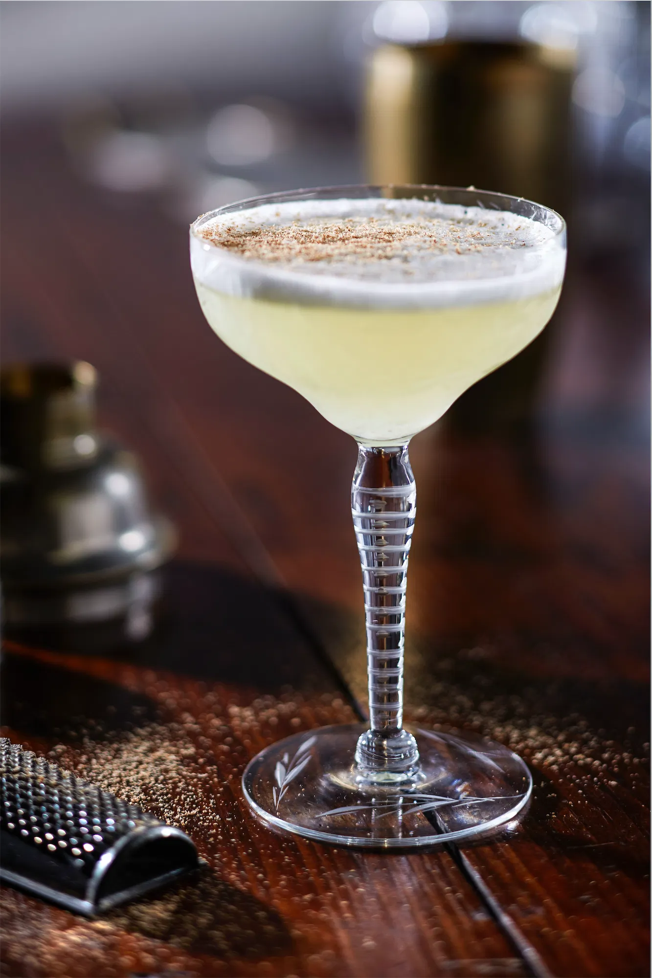 taste talks live demonstartion of gin cocktail with egg white foam and nutmeg in a vintage coupe